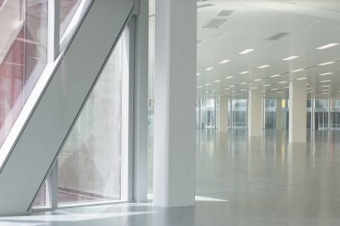 Adam boş ofis iç ile çelik çerçeve oluşturma
