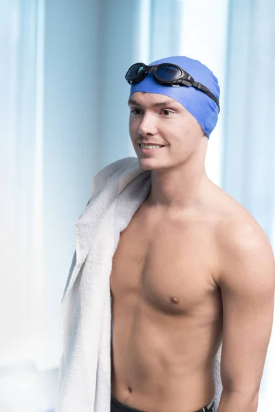 Młody człowiek noszenie czepka pływackiego z okulary portret — Zdjęcie stockowe