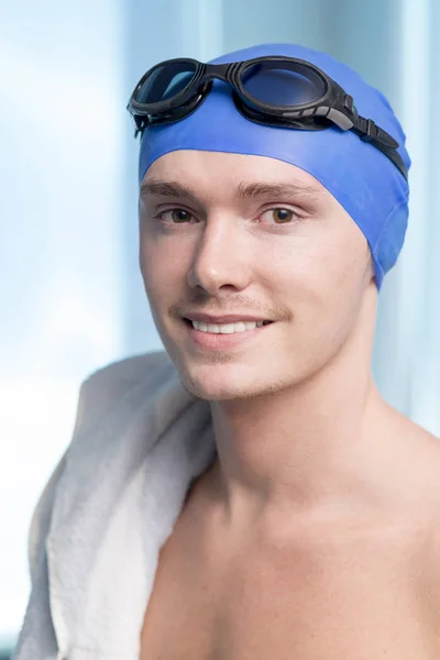 Portrét mladého muže v plavání gear — Stock fotografie