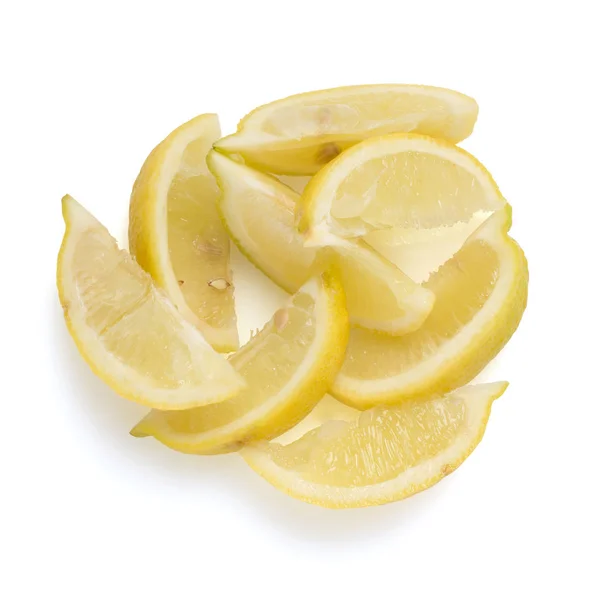 Skivade citroner isolerad på en vit bakgrund — Stockfoto