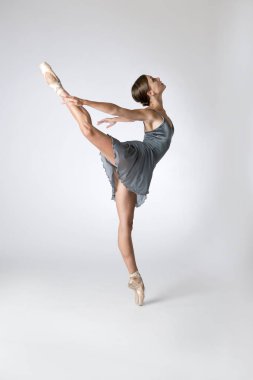 Beyaz arka planda izole gri tek parça streç Giysi, balerin dans