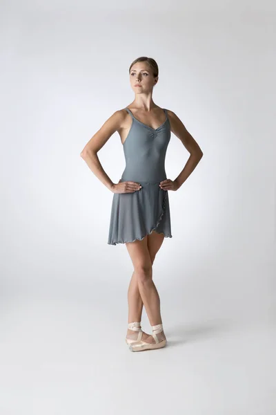 Ritratto di Ballerina in body grigio bordato — Foto Stock