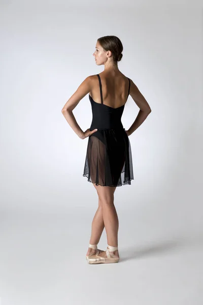 Uitzicht op achterkant Ballerina in zwarte Leotard Skirted — Stockfoto
