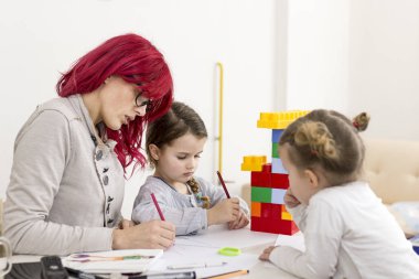 Anne ve çocuklar çizim sanat evde meşgul