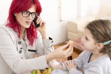 Kızıl saçlı anne çocuğu beslerken Evet