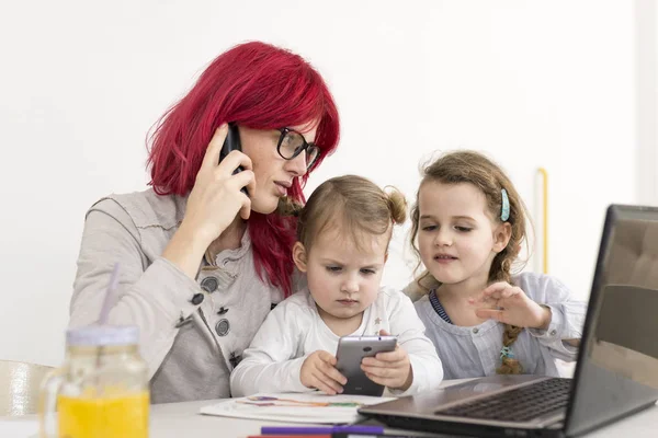 Çalışma evden anne S ile oynayan çocuklar ile telefonda konuşurken