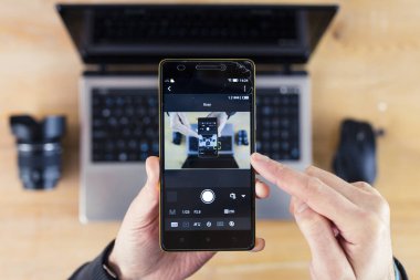 El ve arka plan droste etkisi içinde laptop içinde Smartphone