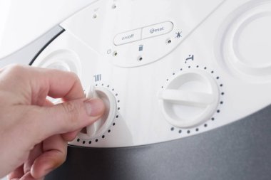 Kadranı bir çamaşır makinesi kontrol panelinden dönüm el