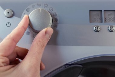 El yıkama maching panoda büyük bir düğme kapatma