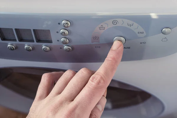 Çamaşır Makinesi Panoda Başlat Duraklat Düğmesine Basıyorum Parmak — Stok fotoğraf