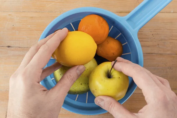 Sobrecarga Frutas Variadas Colador Plástico Azul — Foto de Stock