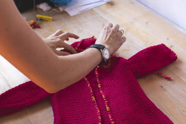 Mãos Que Fixam Casaco Malha Cor Rosa Para Crianças — Fotografia de Stock