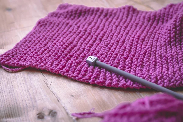 Gros Plan Une Aiguille Crochet Sur Tissu Violet Tricoté — Photo