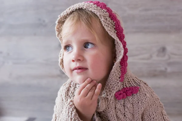 Retrato Uma Menina Capuz Malha Com Mão Queixo — Fotografia de Stock