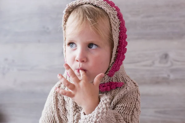 Retrato Uma Menina Capuz Malha Com Dedo Boca — Fotografia de Stock