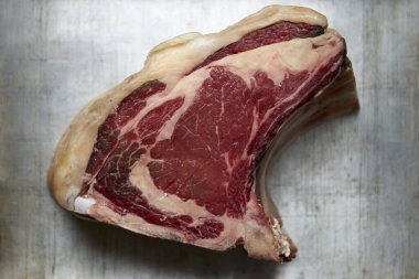 Alüminyum arka planda çiğ biftek dilimi