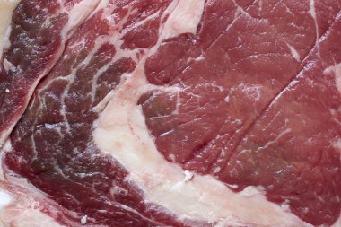 Marco, arka planda çiğ sığır eti ya da yağlı et...