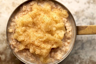 Saucepan 'da Püre Fruit ve Cinammon ile Lapa Çekimi