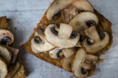Üst Görünüm Tost Üzerine Mantarların Yakın Çekimi