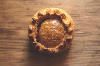 Ahşap bir arka planda ortada çerçevelenmiş bir etli turtanın üst görünümü