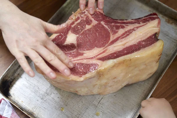 Mãos Tocando Uma Laje Carne Crua Uma Bandeja Alumínio — Fotografia de Stock