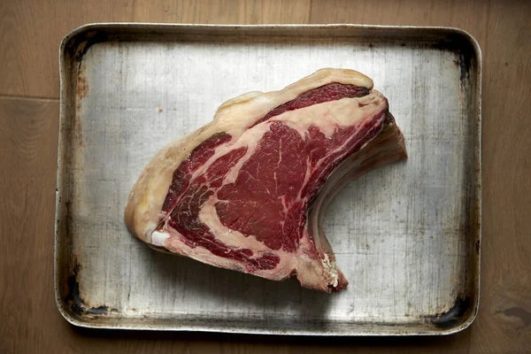 Pemandangan Atas Steak Daging Sapi Mentah Nampan Aluminium — Stok Foto