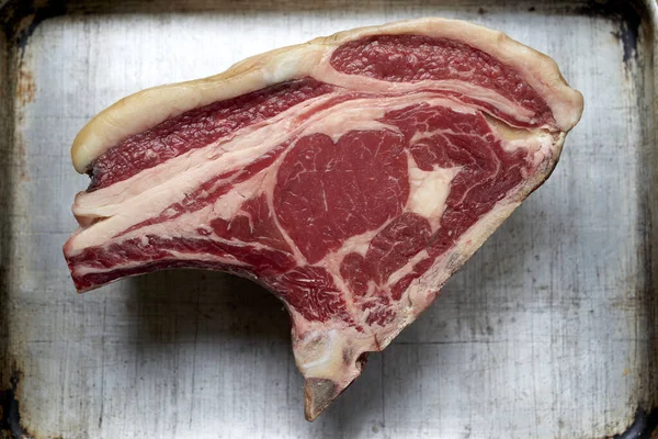 Bife Carne Não Cozida Uma Bandeja Alumínio Vista Superior — Fotografia de Stock