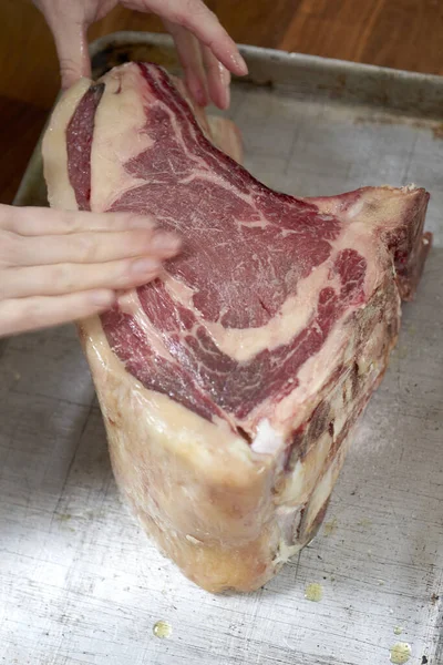 Mãos Esfregando Sal Uma Redução Carne Não Cozida Uma Bandeja — Fotografia de Stock