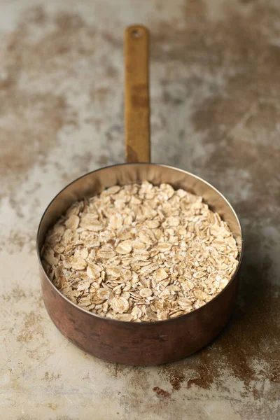 Avena Laminada Sin Cocer Una Cacerola Cobre Sobre Una Superficie — Foto de Stock