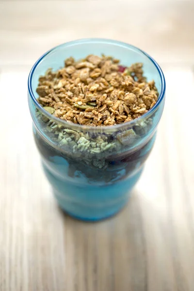 Granola Topped Vanille Ijs Parfait Een Heldere Blauwe Tuimelaar — Stockfoto