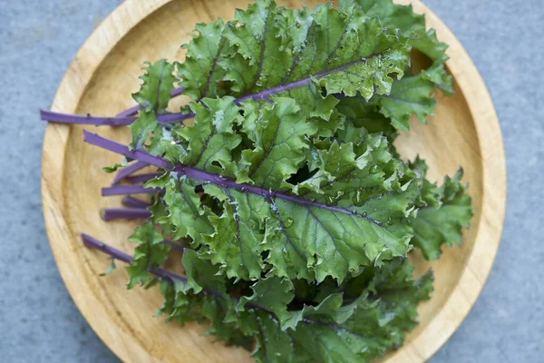 Overhead Closeup Red Russian Kale Leaves Wooden Plate — Stock Photo, Image