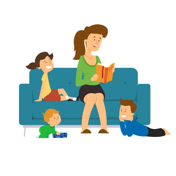 Mãe lê um conto de fadas para crianças sentadas no sofá . — Vetor de Stock