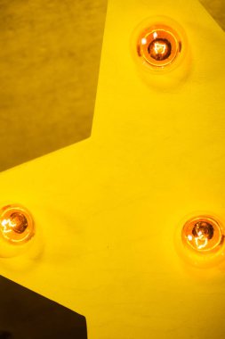 Ampul ışıkları olan tahta yıldız. 