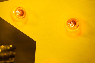 Ampul ışıkları olan tahta yıldız. 