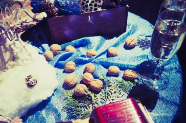 Masa örtüsünde kurutulmuş ceviz.