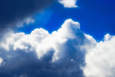 Bulutlu bahar gökyüzü