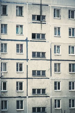 Ussr zamanından kalma çok katlı eski bir binanın ön cephesi