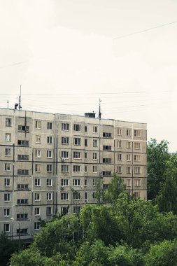 Ussr zamanından kalma çok katlı eski bir binanın ön cephesi