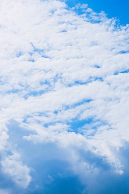 Bulutlu bahar gökyüzü