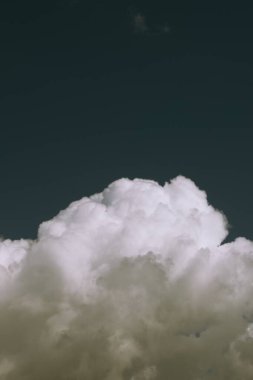 Bulutlu bahar gökyüzü