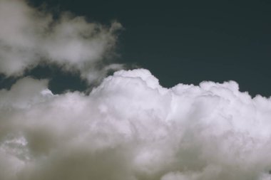 Bulutlu bahar gökyüzü