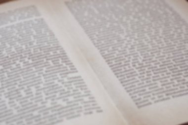 Kitabın sayfaları bulanıklaştı