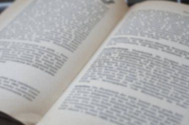 Kitabın sayfaları bulanıklaştı 