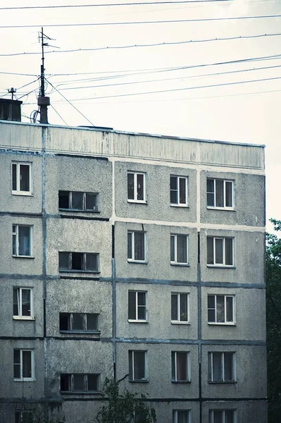 Fasad av gamla flervåningshus från tiden för Ussr — Stockfoto