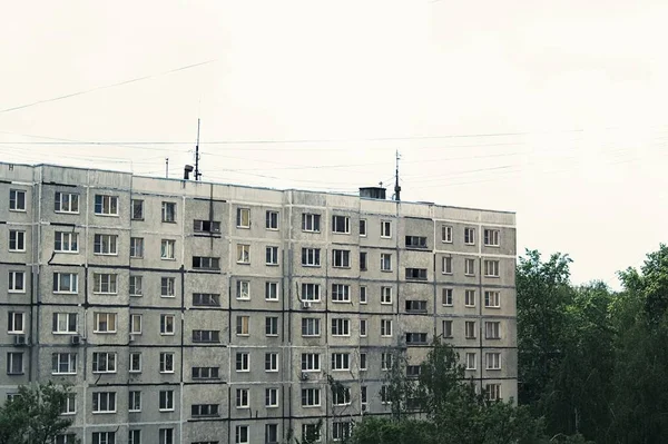 Facade of old multi-storey building from times of USSR — Stock Photo, Image