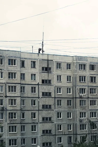 Fachada de edifício de vários andares velho de tempos da URSS — Fotografia de Stock