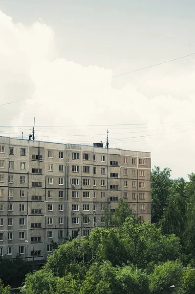 Фасад старого многоэтажного здания времен СССР — стоковое фото