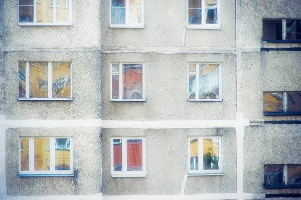 Fachada de edifício de vários andares velho de tempos da URSS — Fotografia de Stock