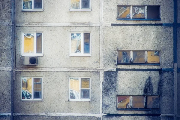 Fasad av gamla flervåningshus från tiden för Ussr — Stockfoto