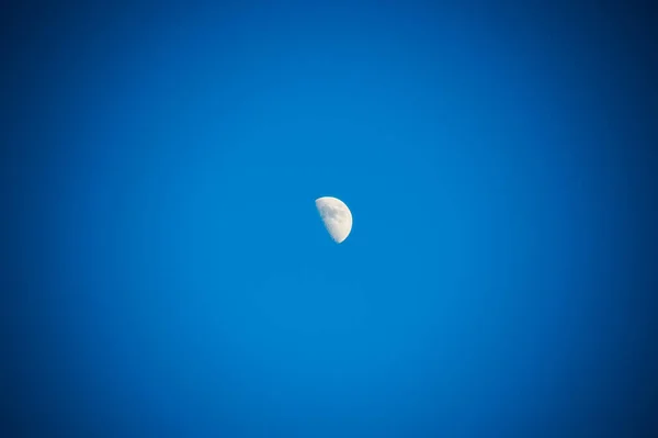 Üzerinde koyu mavi gökyüzü moon — Stok fotoğraf